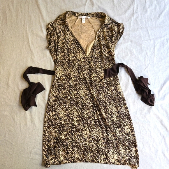 Diane Von Furstenberg Dresses & Skirts - Diane Von Furstenberg Delphine Brown Abstract Printed Wrap Shirt Dress